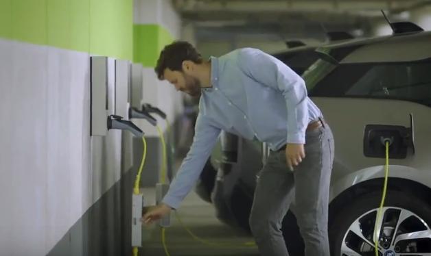 電動(dòng)汽車充電新方法，將路燈改造成充電樁